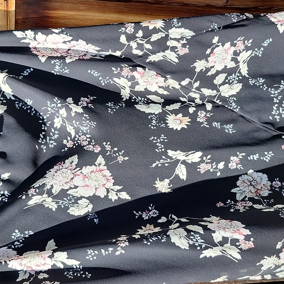 ⭐️Jessica Plus Black Floral Skirt - Picture 4 of 8